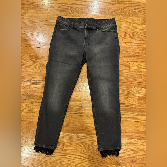 WHBM The Skinny Ankle Lace Hem Black Wash Denim Jeans in Size 12 - Picture 4 of 10